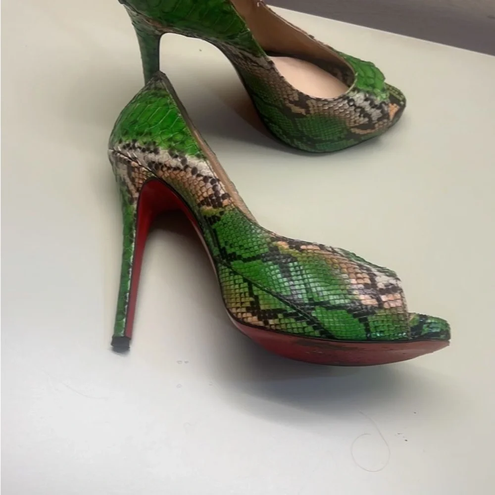 Green Snakeskin Peep-Toe Stiletto Pumps - Picture 5 of 6